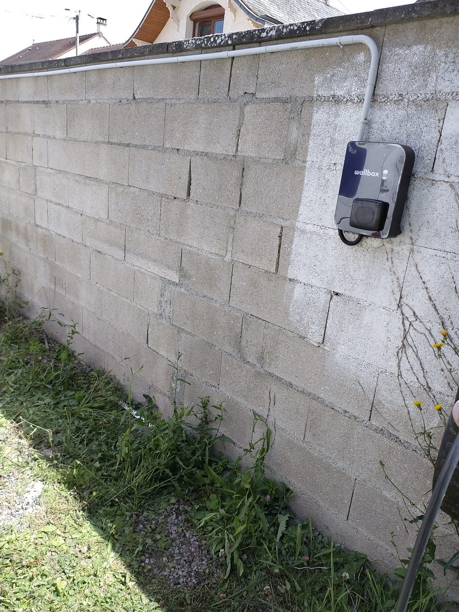 Installation borne Wallbox sur mur extérieur à Granville
