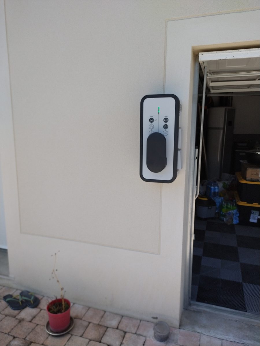 Borne Wallbox installée à côté d'un garage à Granville
